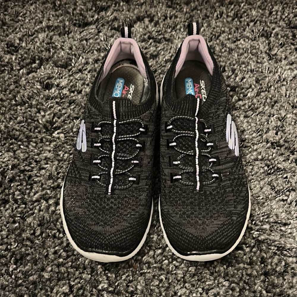 Skechers shoes. Excellent condition. Gray and purple. Size 6 women’s